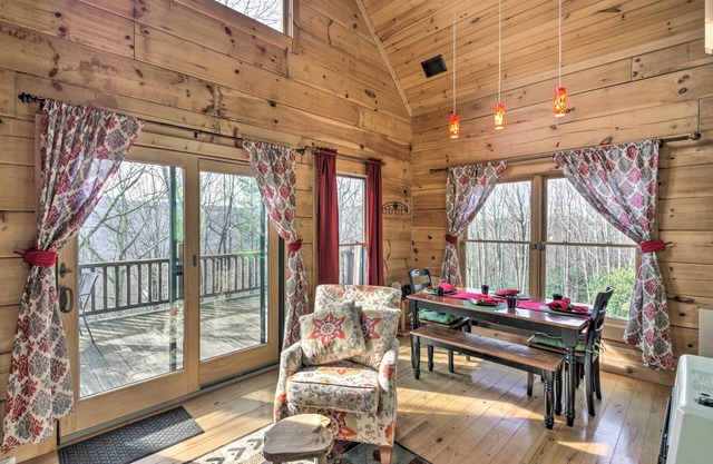 Beech Mountain Cabin w/180° Views: Near Hiking!