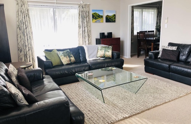 Beech Tree Cottage - comfortable, warm and stylish Taupo base, free wifi!