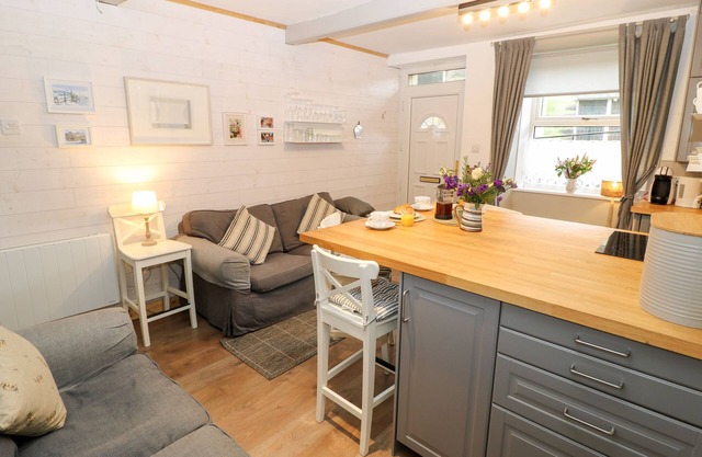 BELL COTTAGE, pet friendly, with a garden in Holmfirth