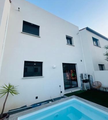 Belle chambre dans villa neuve avec piscine