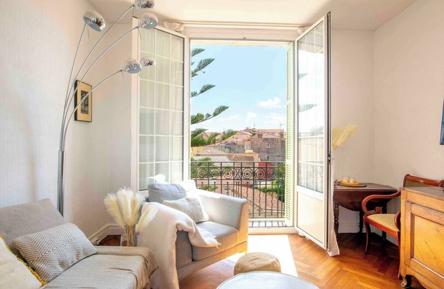 Belle époque apartment in the center of Beaulieu