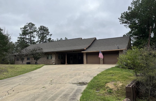 Belle La Vie! Spacious Lake house with gorgeous views!