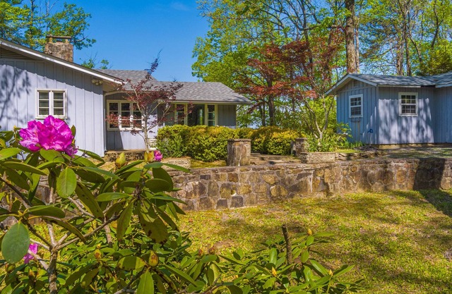 Belle Oak Cottage. Stunning Views In A Quaint 1940s Brow-Front Mountain Home
