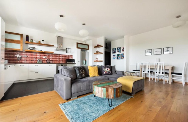 Bemowo Kocjana 2-Bedroom Apartment by BookingHost