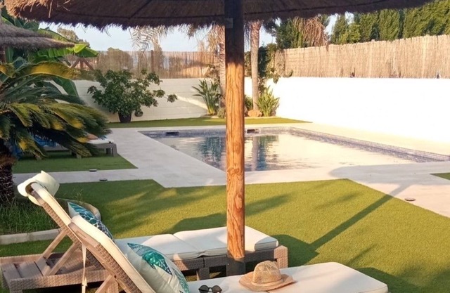 BENASHA, swimming pool, garden, barbecue, parking, air conditioning, dining porch.