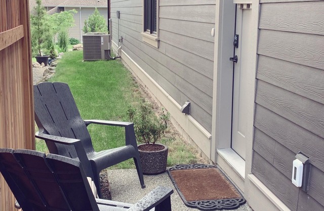 Benson View Carriage Suite with bright and beachy decor