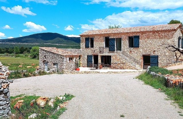 Bergerie en Pierre Dans la Campagne Provençale