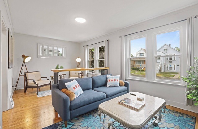 Berwyn Bungalow - Explore Chicago from a Modern, Hip Bungalow vacation home.