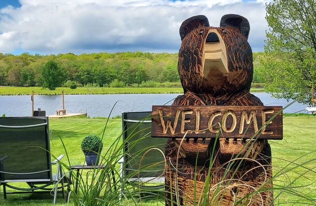 BEST LAKEFRONT OASIS IN POCONOSnBEACH, HOT TUB, KAYAKS GAME ROOM, ON 1 ACRE