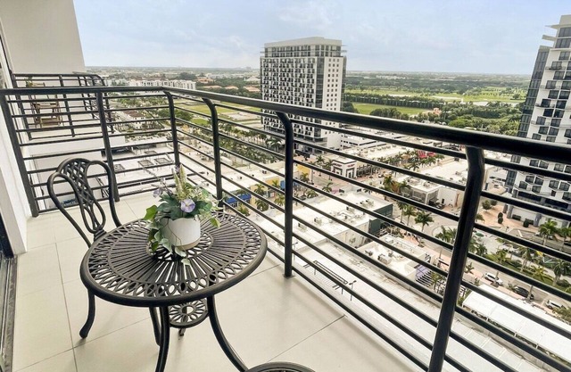 Best Place to Stay in Florida! Onsite Parking, Pool, Near Bayside Market Place