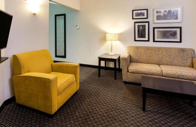 Best Place to Unwind! 3 Beautiful Units, Onsite Pool, Free Breakfast