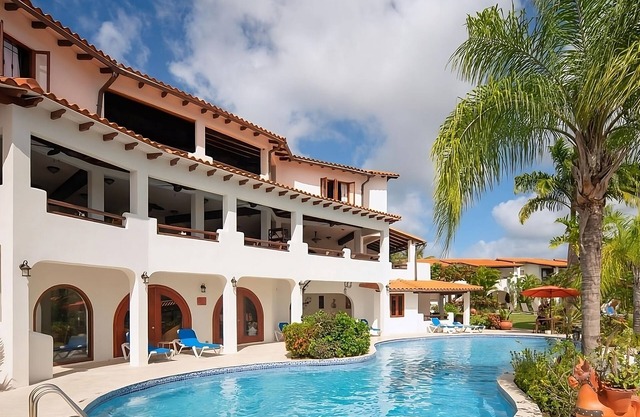 Better Choice for your Vacation! Contemporary Unit, Outdoor Pools, Parking!