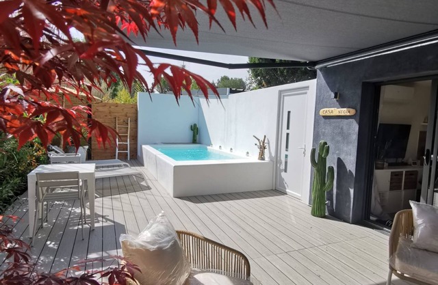 Between Aix-en-Pce and Marseille, fully-equipped detached house, swimming pool