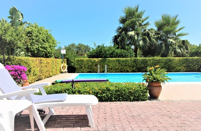 Between Catania and Syracuse,countryside Villa with private pool 1km from beach