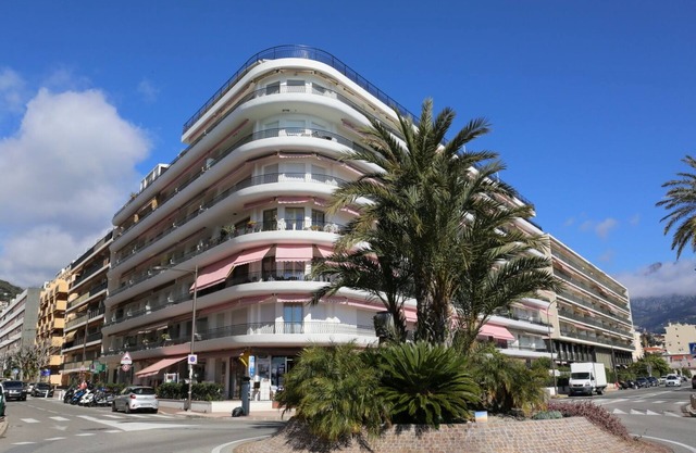 Between Monaco and Italy, in a building facing the sea, T2 renovated and fully equipped