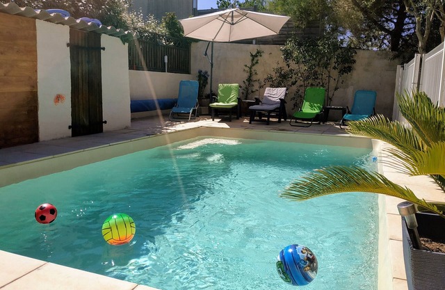Between sea and scrubland, villa with garden and swimming pool