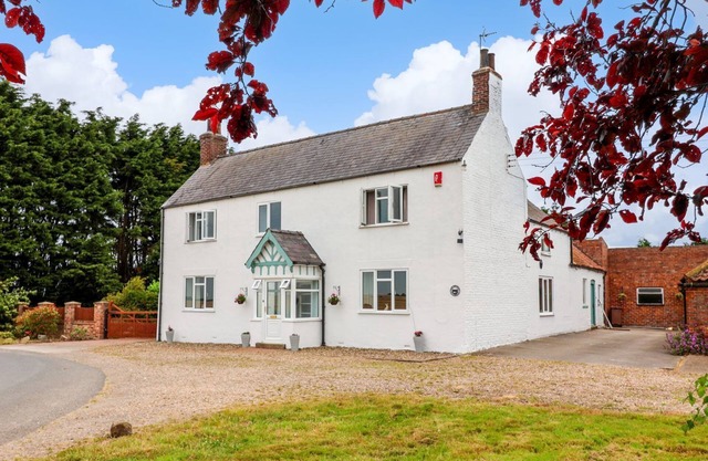 BEWHOLME, pet friendly, with hot tub in Skipsea