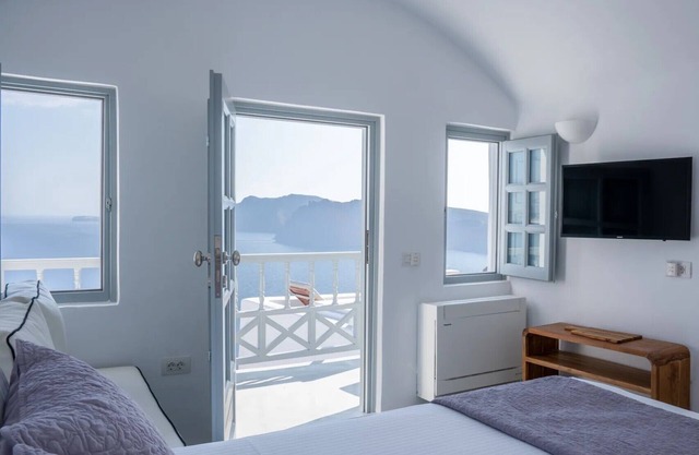 BH613 - C - Suite Santorini