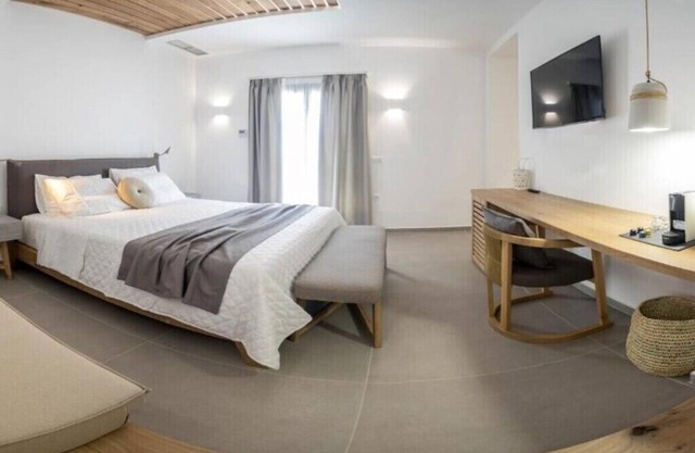 BH785 - C - Suite Syros