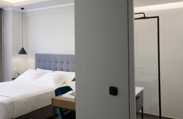 BHA005 - C - Room Athens