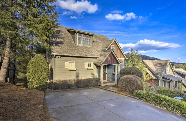 Big Canoe Escape with Game Room, Deck and Hot Tub!