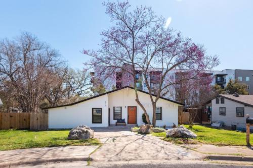 Big Group, Affordable, Comfy, Big Beds, Rain Shower, SoCO Eateries