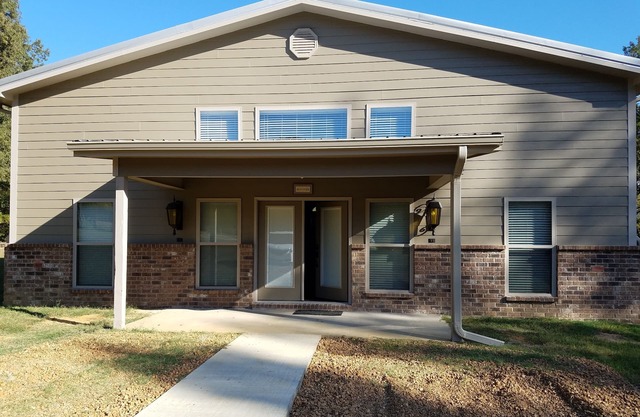 BIG OAKS LODGE New Lodge! 3 bedroom, 3 1/2 baths, full kitchen and laundry.