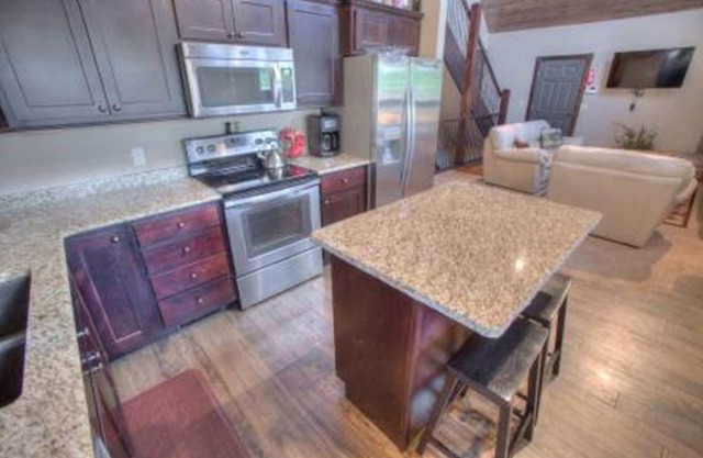 Big Sky, Garage Access, Hot tub, Wifi, Fully Paved Roads in New Development