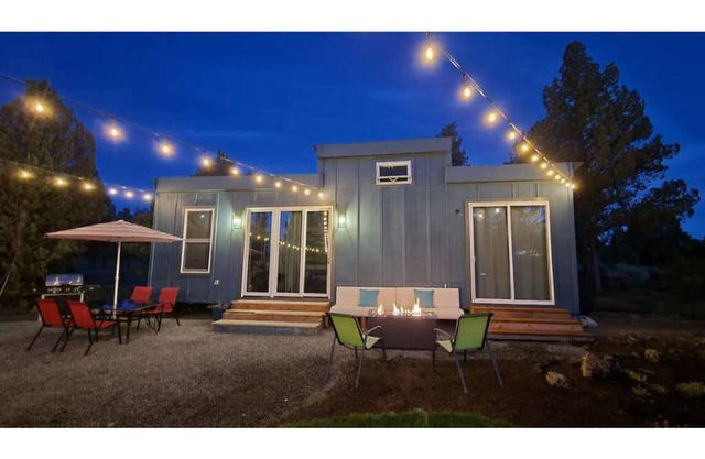 Big tiny. A spacious tiny house, with extra loft, full kitchen, yard to enjoy.