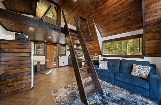 Bigfoots Lair- private home with hot tub, sauna, views!