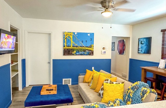 Bike to stadiums, 3-bedroom urban art house in Pittsburgh, kid and pet-friendly.