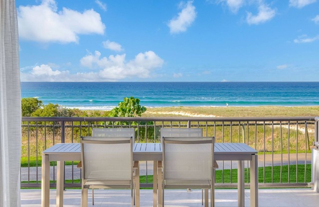 Bilinga Beach Living - Absolute Beachfront Luxury - Linen Provided - Min. 3 Night Stays