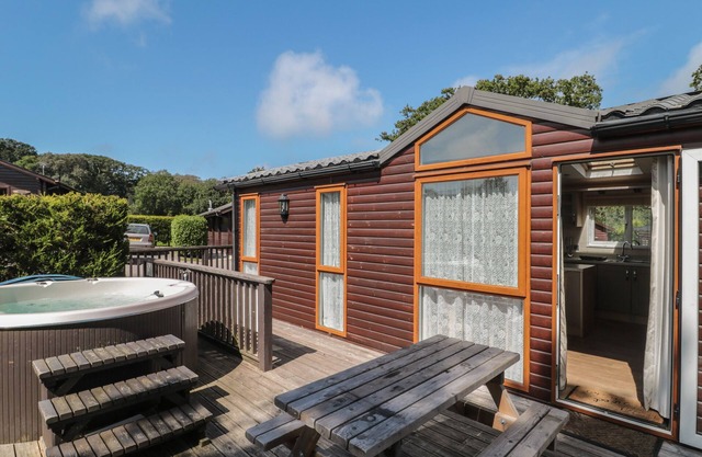 BIRCH, family friendly, with hot tub in Swanage