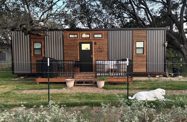 Black Creek Cabin - Quiet Escape Under Oaks in Devine, Texas