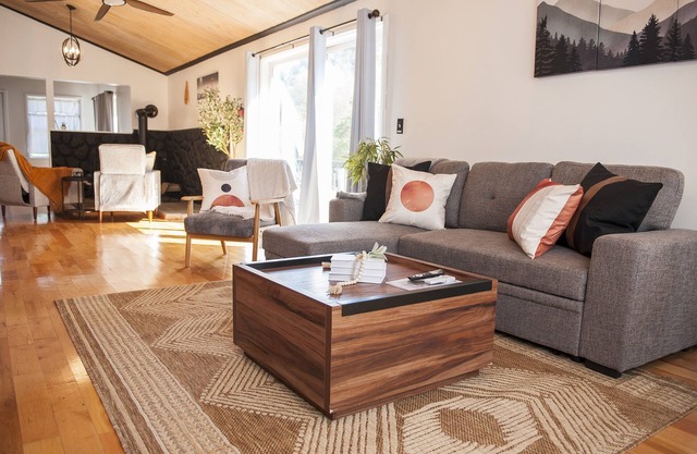 Black Creek Lodge – Waterfront Cabin w/Hot Tub & Game Room