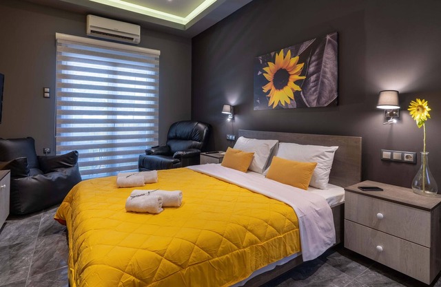 Black 'n' Yellow deluxe apartment