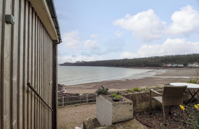 BLACKROCK BOATHOUSE, country holiday cottage, with a garden in Dale