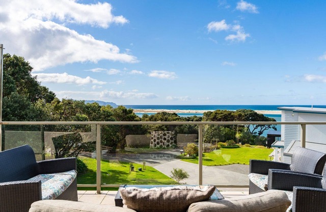 Bliss on Breve - Large, spacious and comfortable home with views of the ocean and estuary