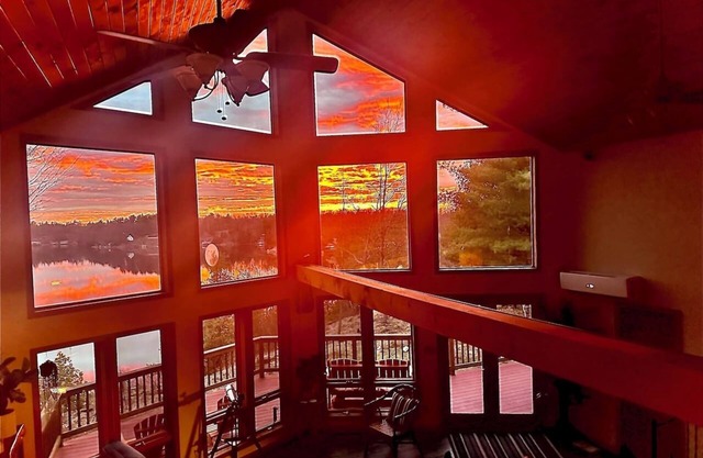 Blissful Lake Cabin 8 acres 2 fireplaces firepit hot tub