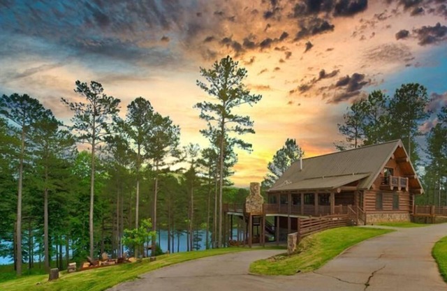 Blissful Log Haven-Private dock on Lake Nottely-Movie Theatre & Game Rooms!