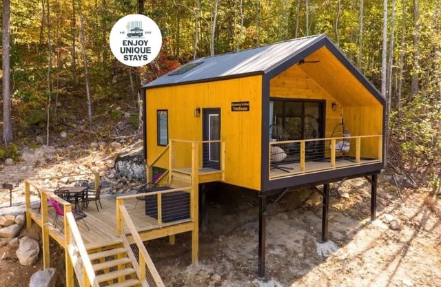 Blooming Redbud Treehouse with private hot tub!
