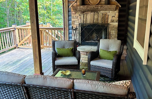 Blue Bear Cottage -Mins to Cashiers, Indoor & Outdoor Fireplaces, & Trail Access