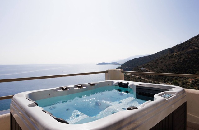 Blue Horizon - Moonstone Suite with Hot Tub