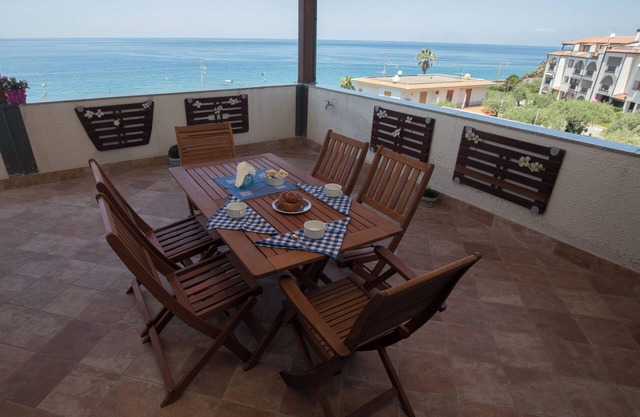BLUE HOUSE AN EXCLUSIVE PENTHOUSE ON THE SEA OF THE AEOLIAN ISLANDS WITH PARKING