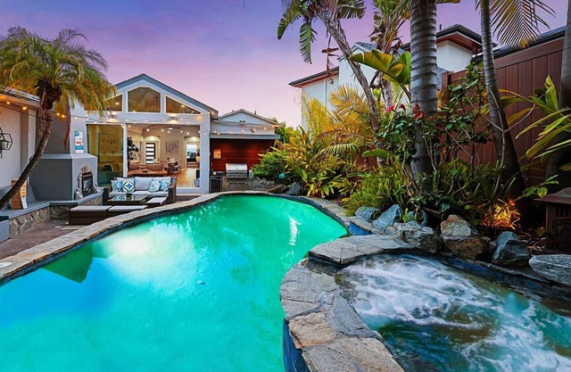 BLUE LAGOON➕ BONUS APT ♦ GAMES ♦ POOL ♦ VIEWS ♦ LUXURY - THIS PLACE IS NUTS!