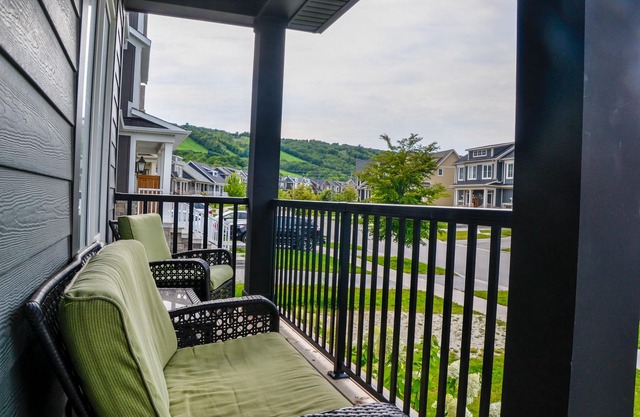 Blue Mountains Ski Chalet, Hot Tub, 4BR+Office, Walk to Village