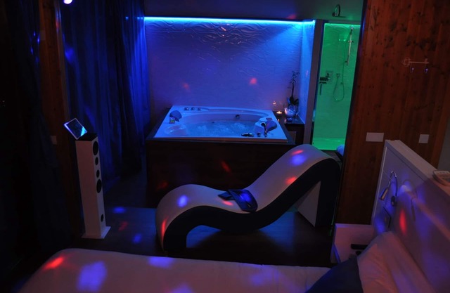 BLUE NEST RURAL SUITE II WITH PRIVATE JACUZZI XXL, 27 KMS. DE LEÓN, COUPLES