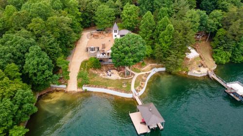 Blue Ridge Lakeside Chateau Lakefront 6000 SQ FT - Private Dock, Hot Tub, Fire Pit, Game Rooms, Exercise Room, Lake Blue Ridge -