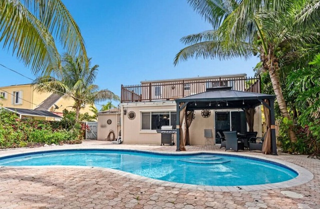 Blue Sky Manor - 2 Story House w/ Heated Pool & Large Balcony