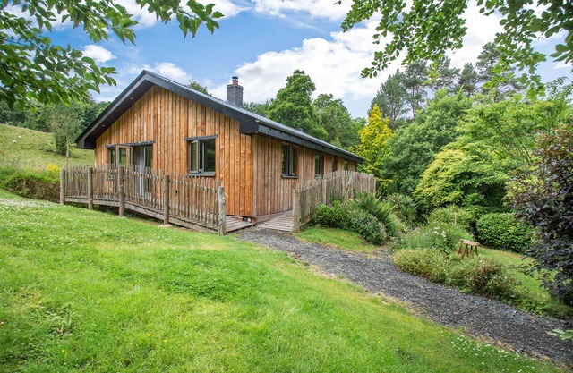 BLUEBELL, family friendly, country holiday cottage in Brymbo